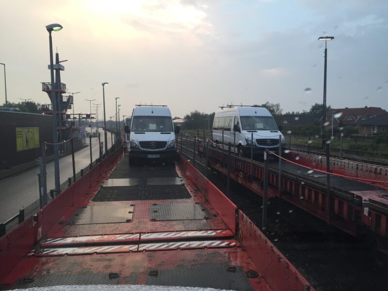ドイツの田舎で車を列車に載せて移動した時の写真