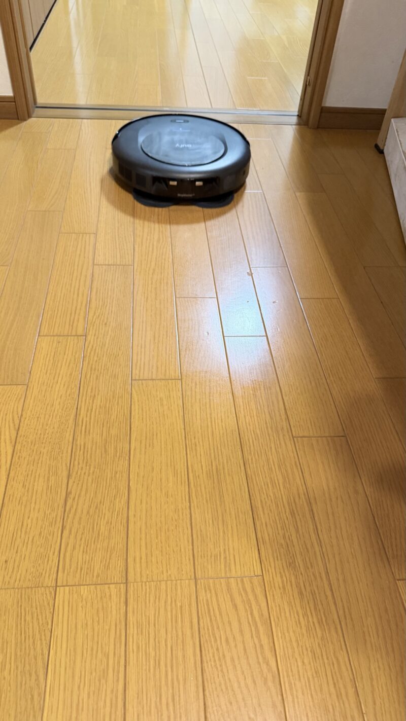 帰宅後のフローリングを自動走行して掃除するEUFY OMNI C20