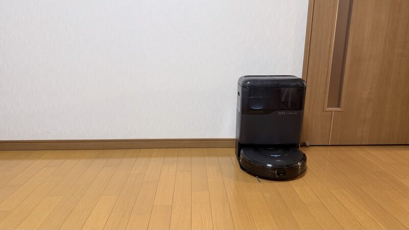 壁際のステーションにドッキングして待機するEUFY OMNI C20