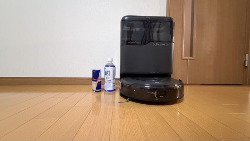 EUFY OMNI C20ステーションのサイズ感。缶飲料と500mlペットボトルとの大きさ比較