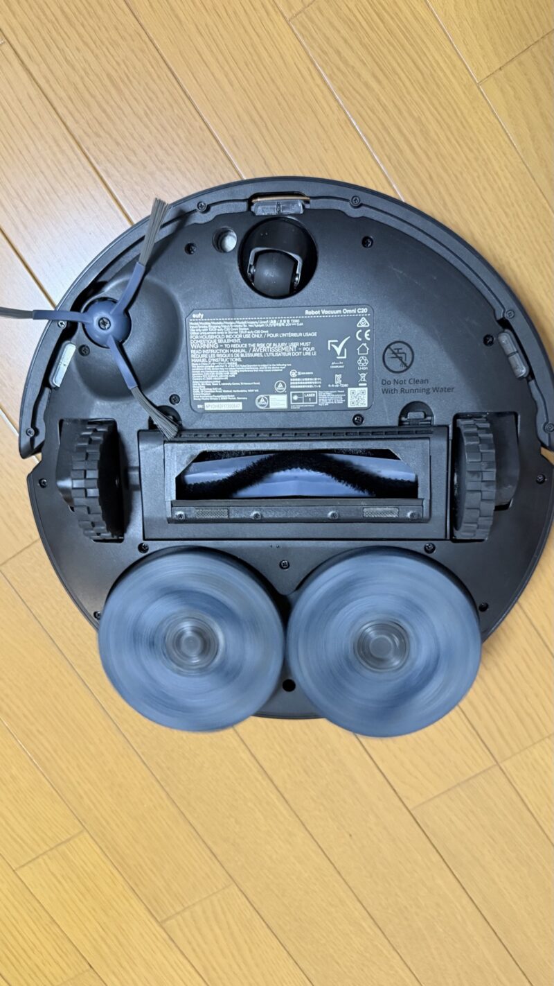 EUFY OMNI C20の裏面。メインブラシ・サイドブラシと回転モップパッド2枚