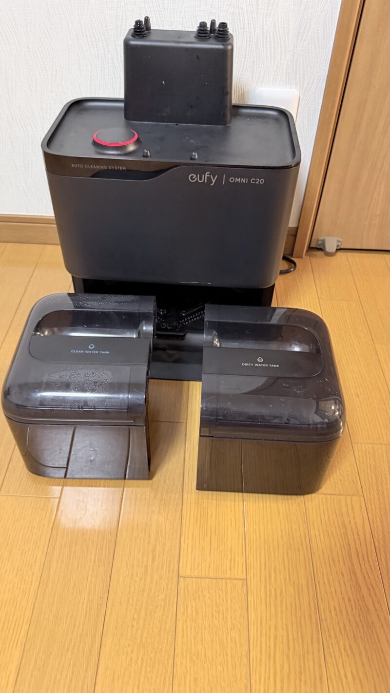 ステーションから取り外したEUFY OMNI C20の清水タンクと汚水タンク