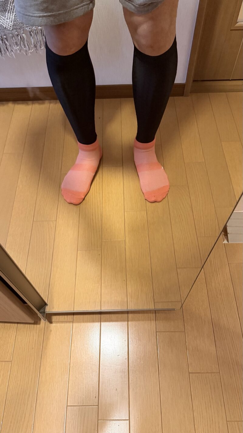 ザムスト プレシオーネ カーフを両足に着用し立っている様子