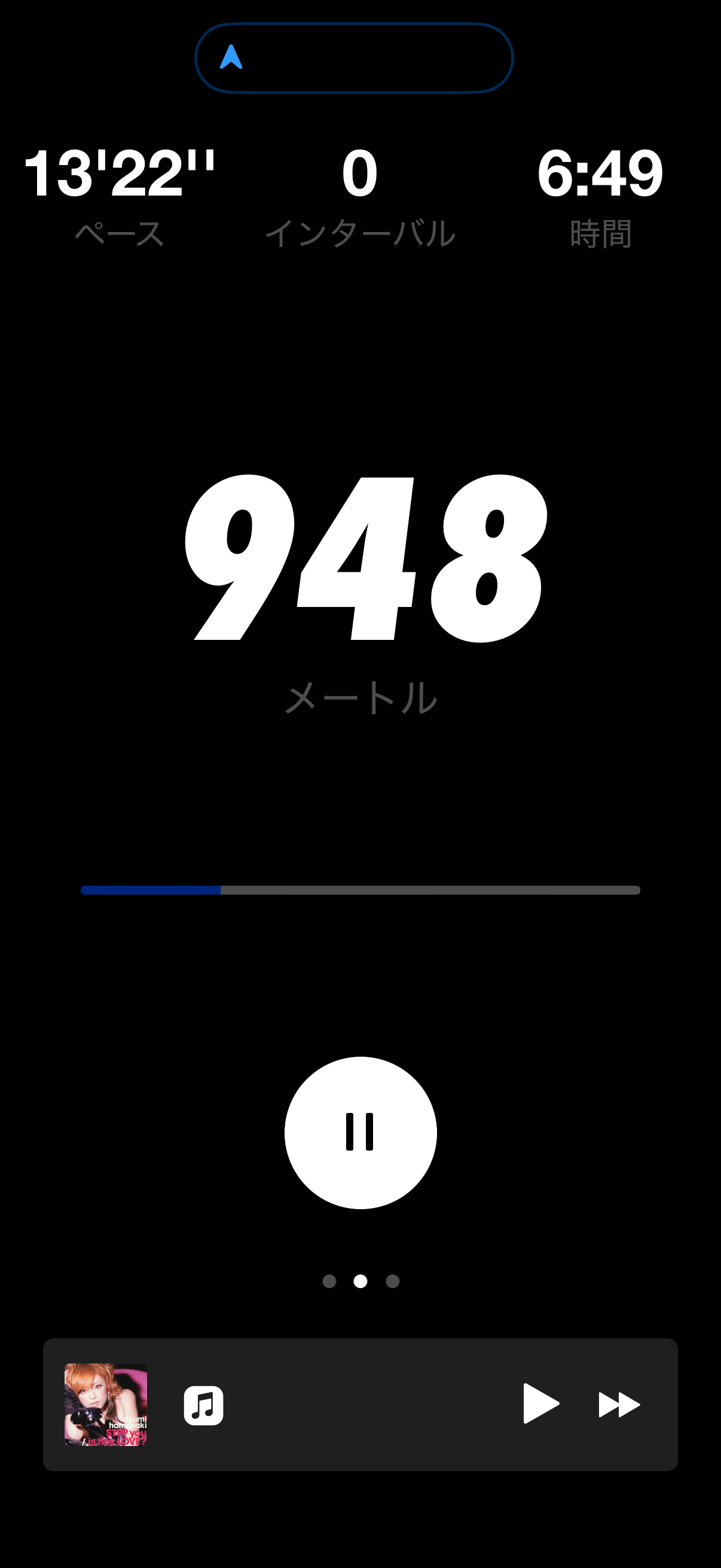 NIKE Run Clubのランニング中の記録画面。ペース13分22秒、インターバル0、時間6分49秒、距離948メートルが表示されている