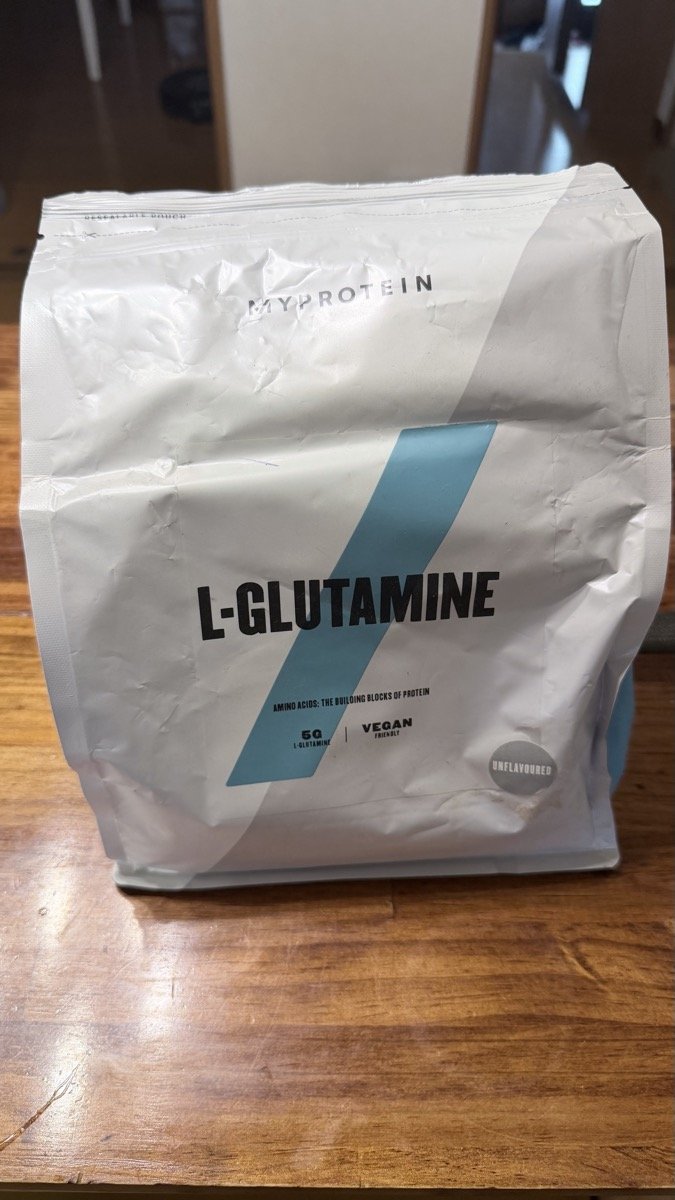 覆面アスリートが使っているマイプロテイン L-グルタミン ノンフレーバー 1kg の袋の表面