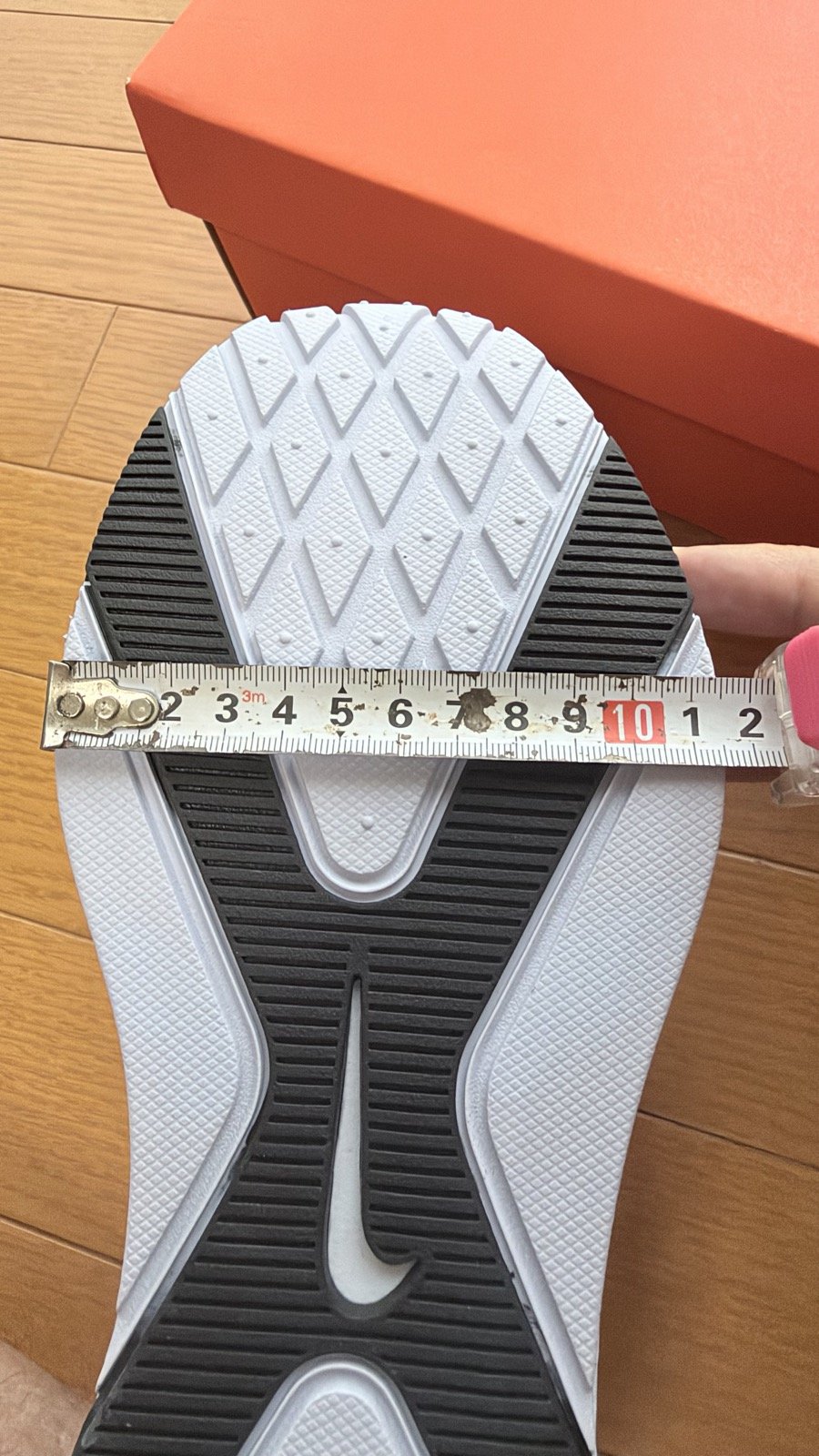 ナイキ ハイブリッド ランのつま先側の靴底の幅を巻尺で測っている写真